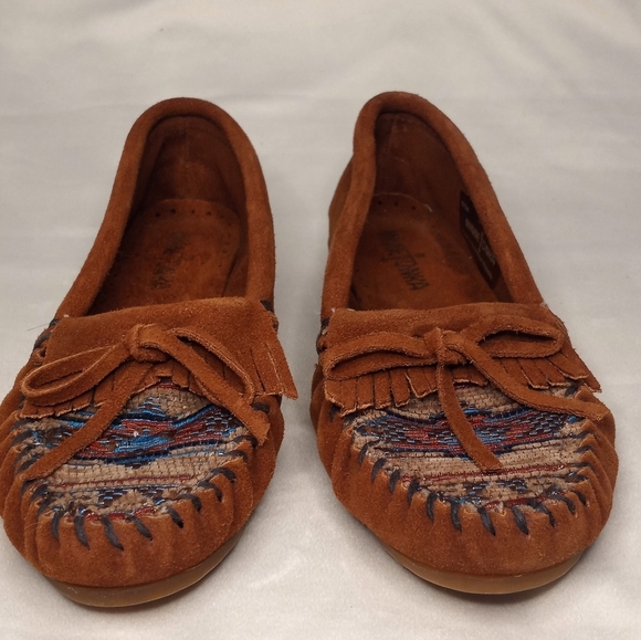 Minnetonka Suede Embroidered Toe Western Bohemian Coastal Cowgirl Boho Moccasins - Picture 4 of 9